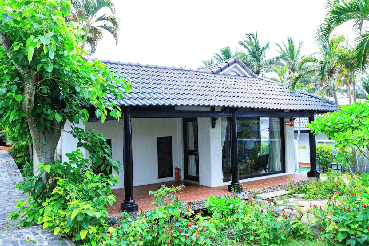 Grand Bungalow, Garden View | 1 bedroom, minibar, in-room safe, desk