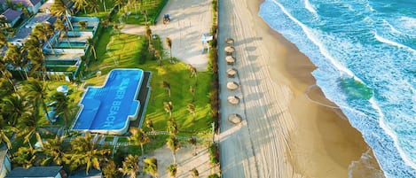 室外游泳池,提供泳池遮陽傘和日光浴躺椅