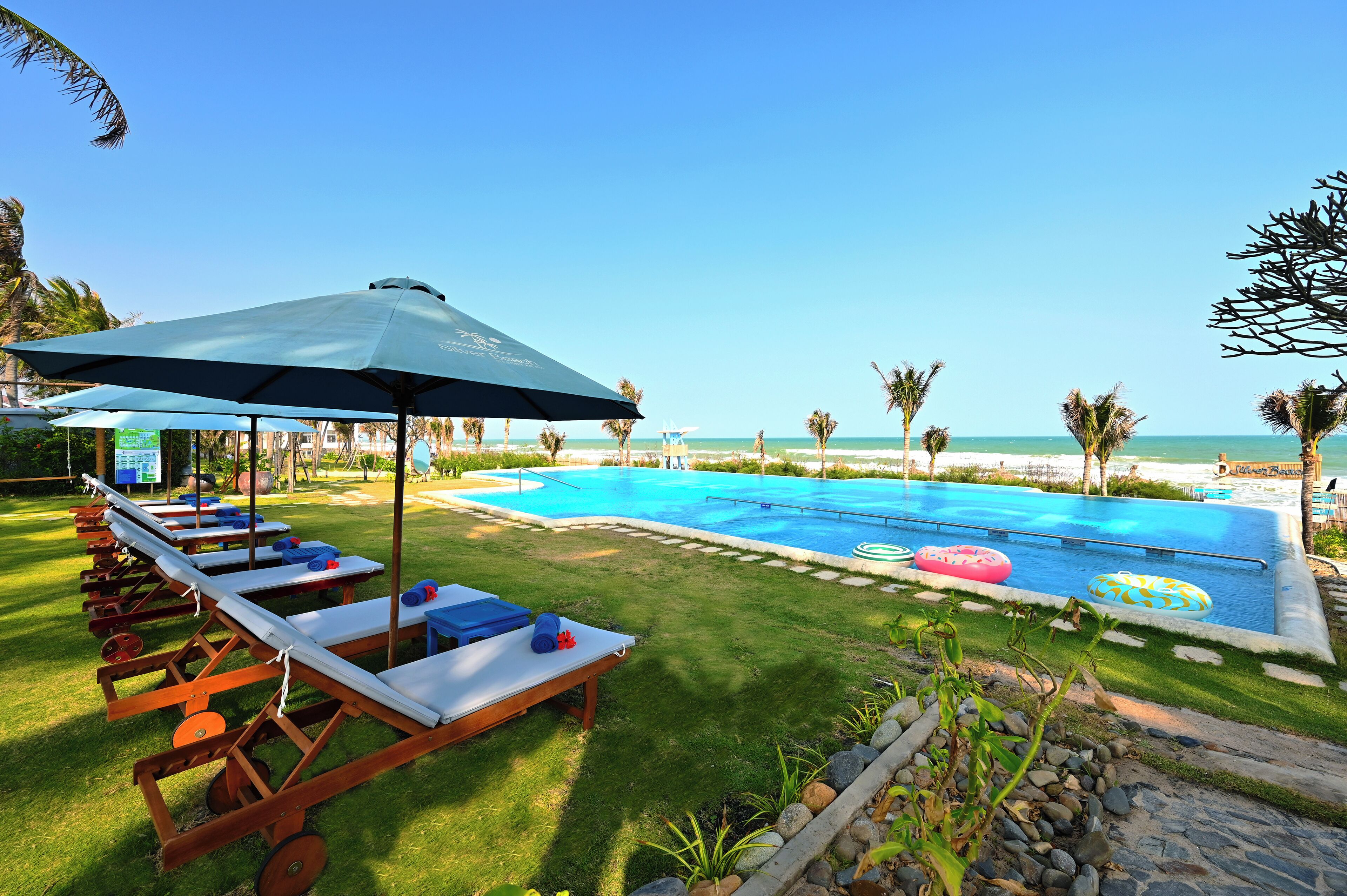 Outdoor pool, pool umbrellas, sun loungers