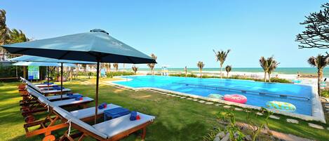 Außenpool, Sonnenschirme, Liegestühle