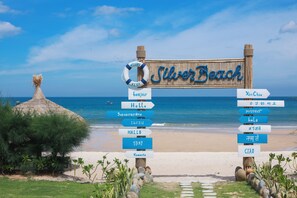 สระว่ายน้ำกลางแจ้ง, ร่มริมสระว่ายน้ำ, เก้าอี้อาบแดดริมสระ