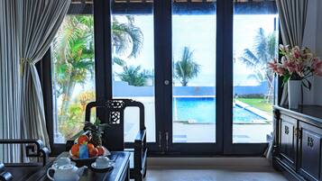 Luxury Villa, 2 Bedrooms, Private Pool, Beach View | Bar mini, peti besi dalam bilik, dihias secara berasingan, meja