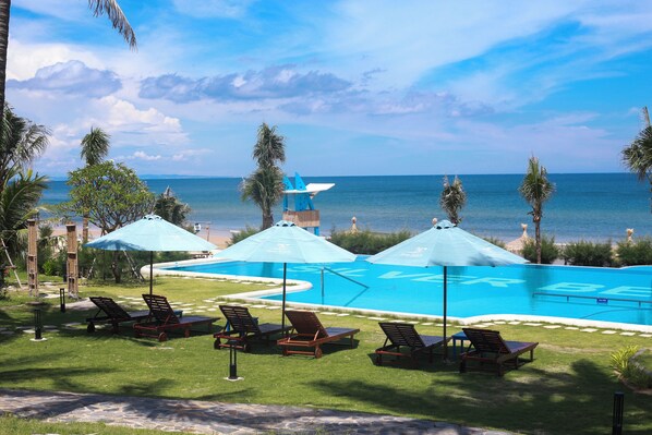 Outdoor pool, pool umbrellas, sun loungers - Silver Beach Resort Ke Ga (Ham Thuan Nam)