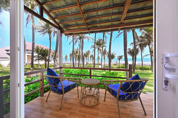 Deluxe Bungalow, Ocean View | Minibar, in-room safe, desk, soundproofing