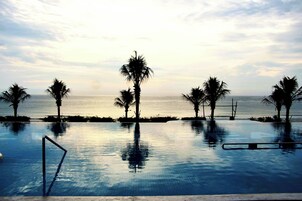 室外游泳池，池畔遮阳伞，日光浴躺椅