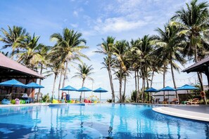Outdoor pool, pool umbrellas, sun loungers - Silver Beach Resort Ke Ga (Ham Thuan Nam)