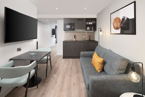 Premium bedding, pillow-top beds, in-room safe, individually decorated - Residence Inn by Marriott Manchester Piccadilly (Manchester)