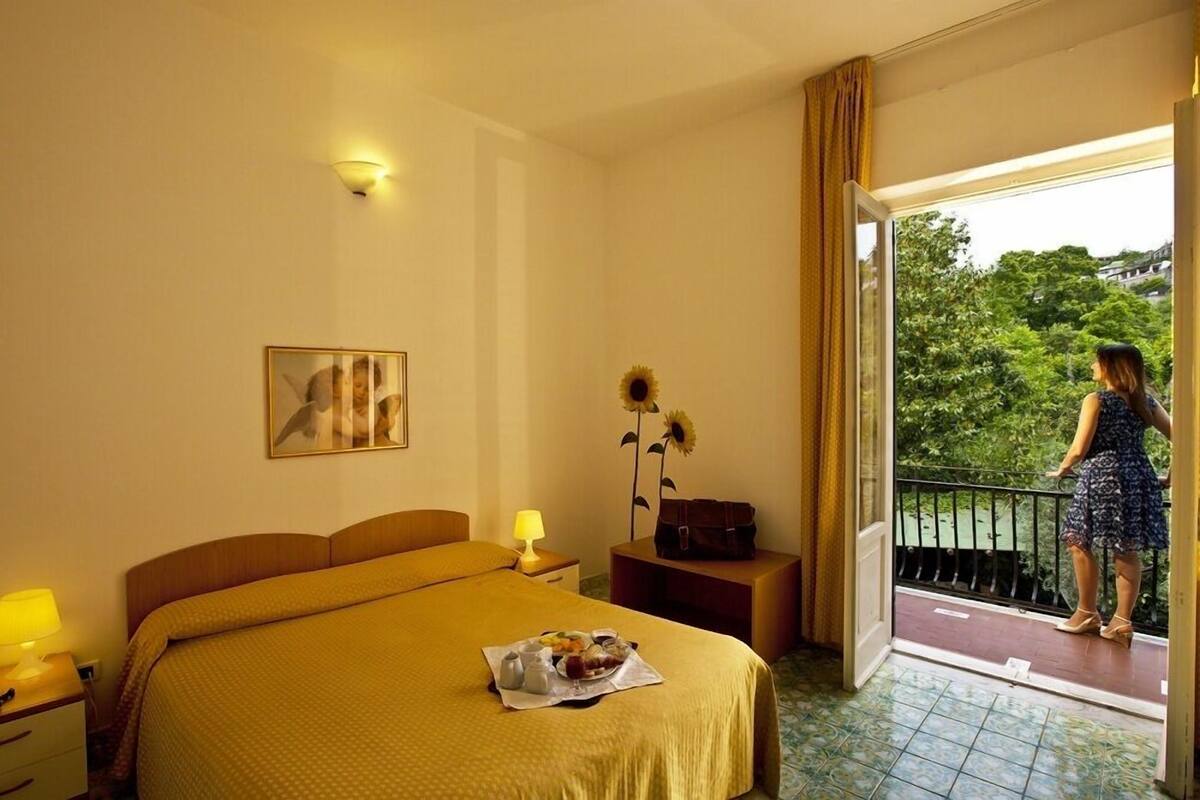 Luxe beddengoed, een minibar, een kluis op de kamer, een bureau