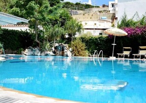 Una piscina techada, una piscina al aire libre