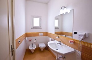 Ducha, artículos de tocador gratuitos, secador de pelo, bidet