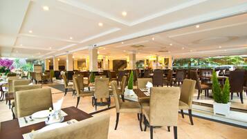 Se ofrece un desayuno bufé (190 THB por persona)