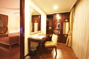 Suite, 1 Schlafzimmer | Minibar, Zimmersafe, Schreibtisch, schallisolierte Zimmer
