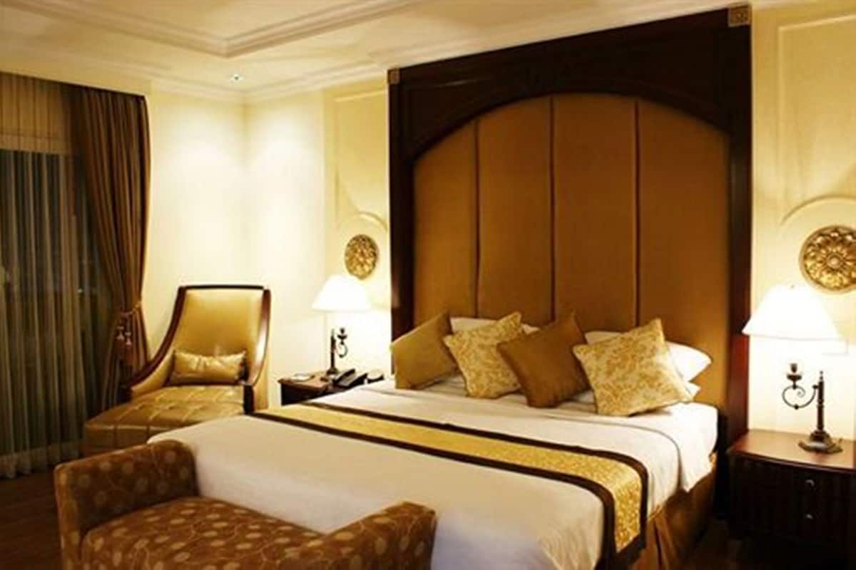 ميني بار وخزنة داخل الغرفة ومكتب وتجهيزات عازلة للصوت