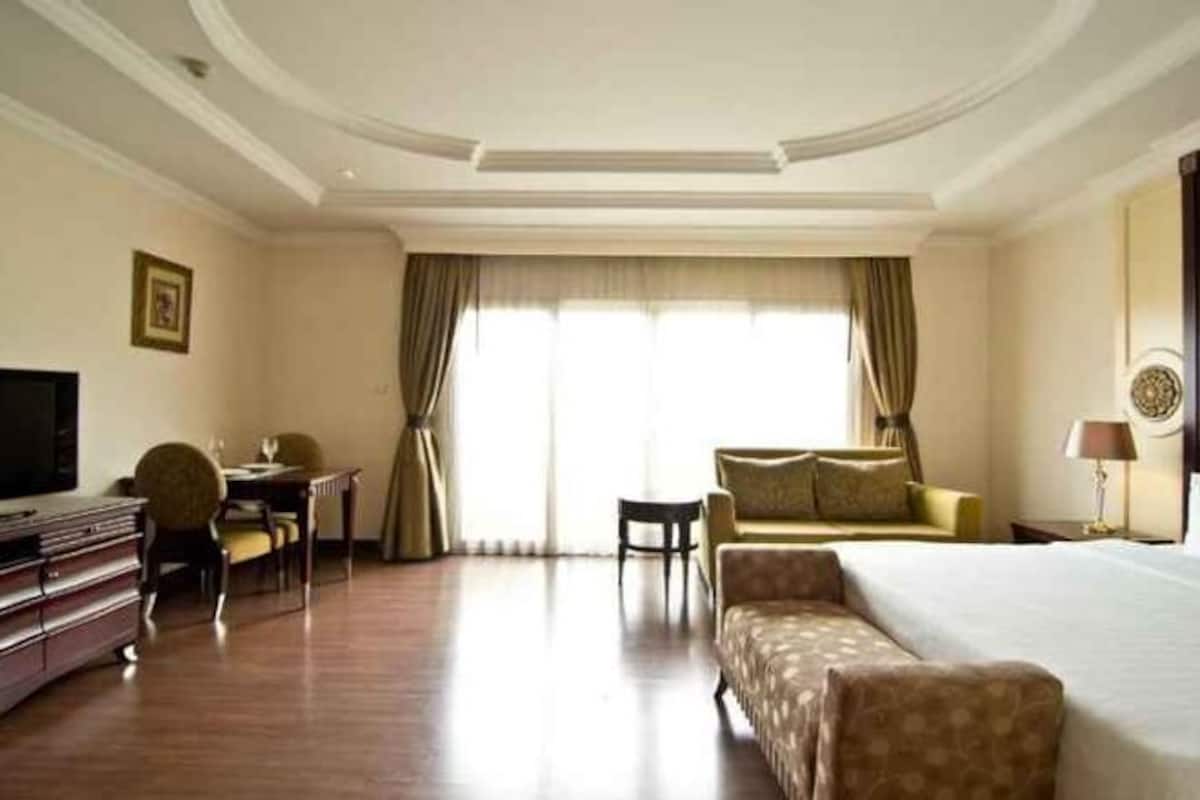 Minibar, in-room safe, desk, soundproofing