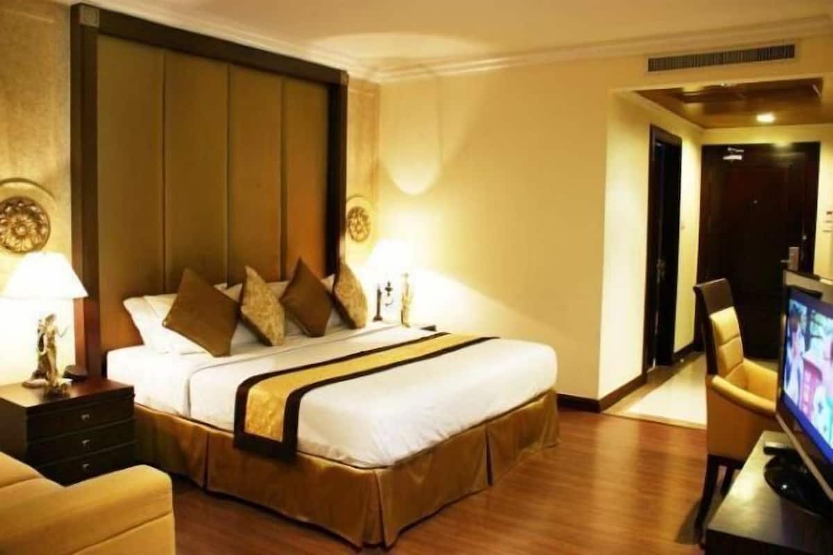 Minibar, in-room safe, desk, soundproofing