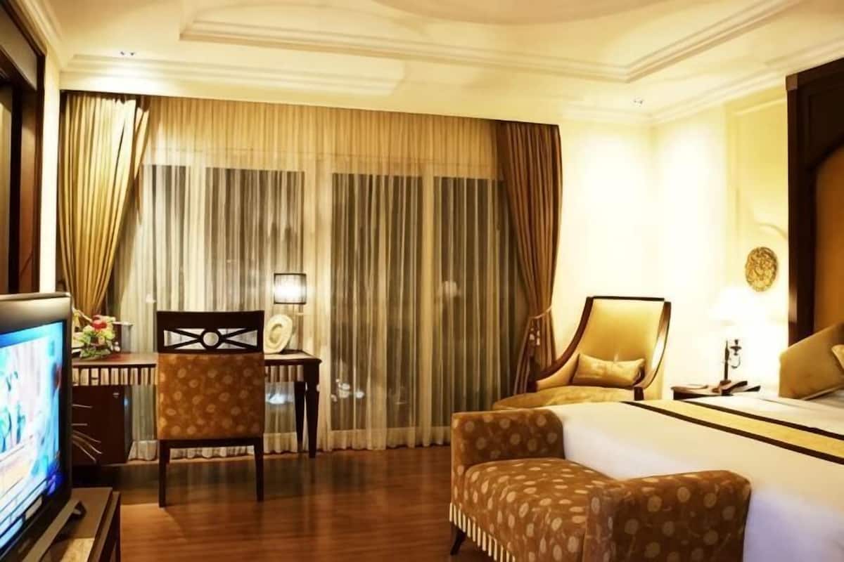 ميني بار وخزنة داخل الغرفة ومكتب وتجهيزات عازلة للصوت