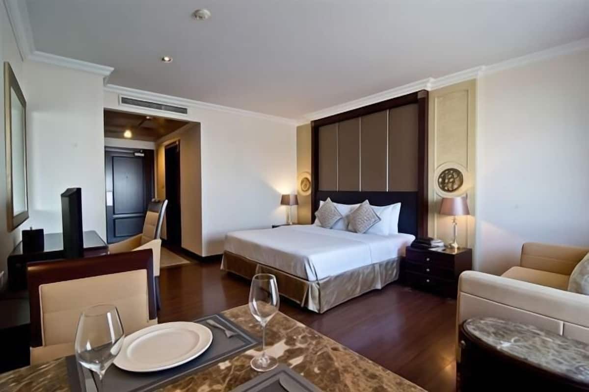 Minibar, pengeskab på værelset, skrivebord, lydisolering