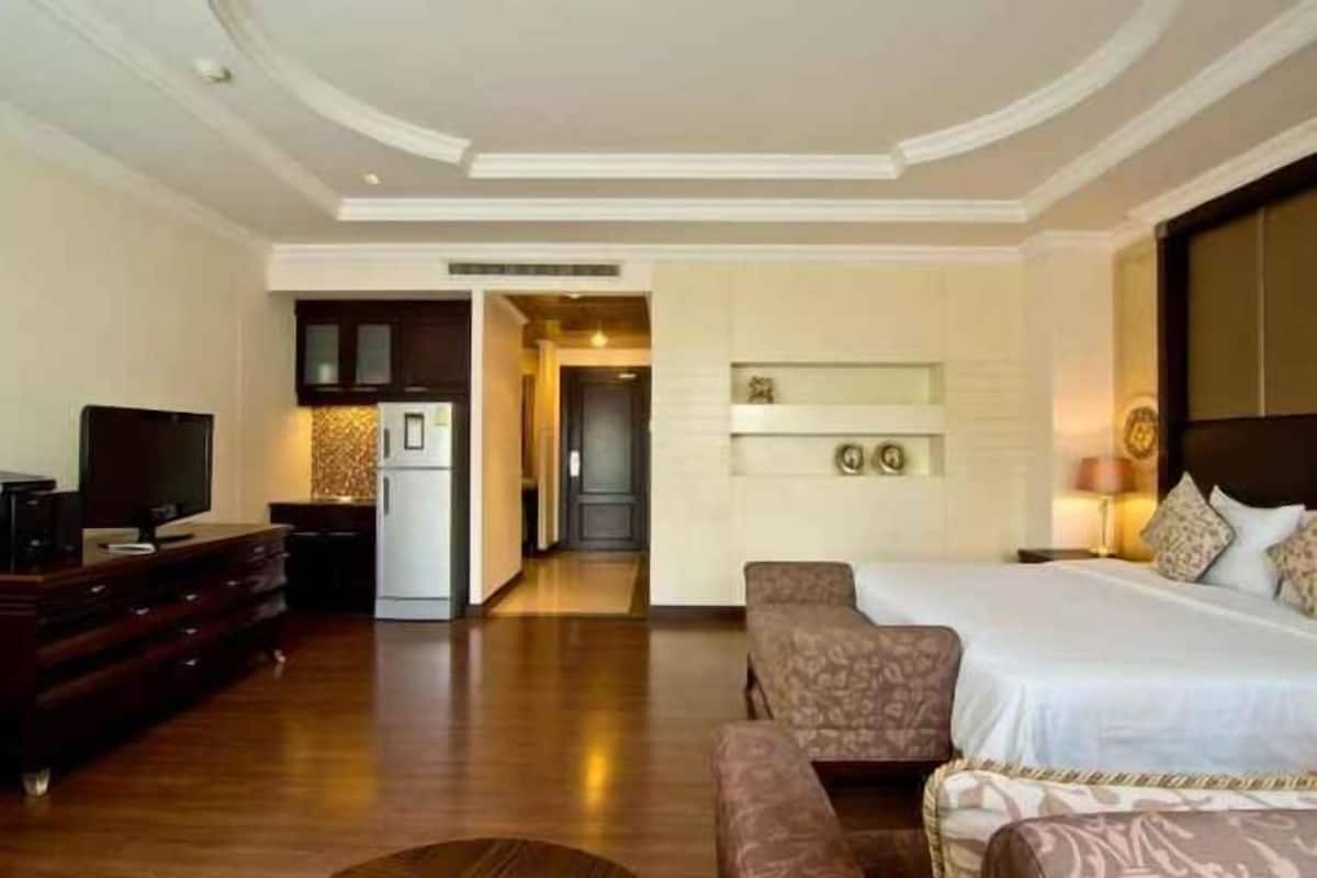 Minibar, in-room safe, desk, soundproofing