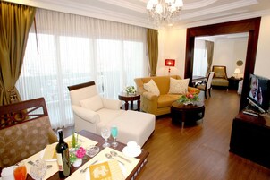 套房, 1 间卧室 | 起居区 | 32-英寸液晶电视（配备卫星频道）、电视、DVD 播放器