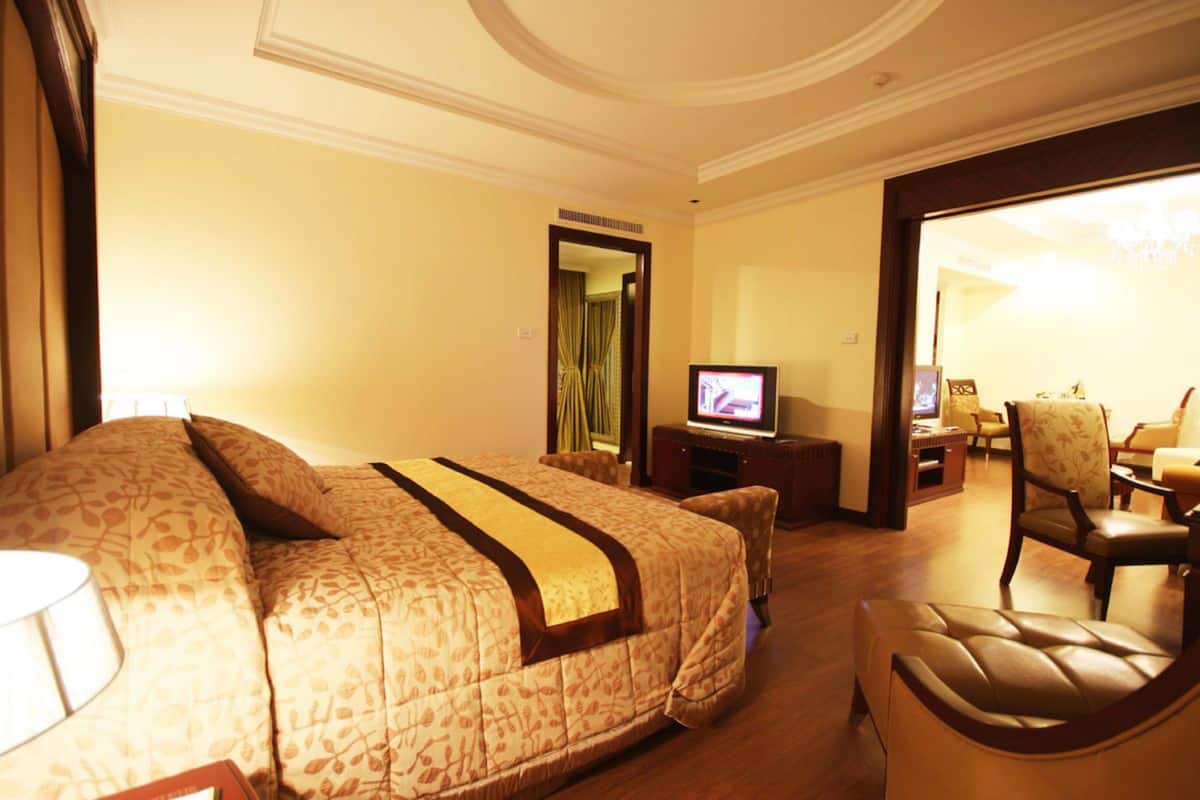 Phòng Suite, 1 phòng ngủ | Minibar, két bảo mật tại phòng, bàn, phòng cách âm