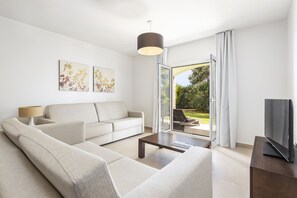 Apartment, 2 Bedrooms | Living area