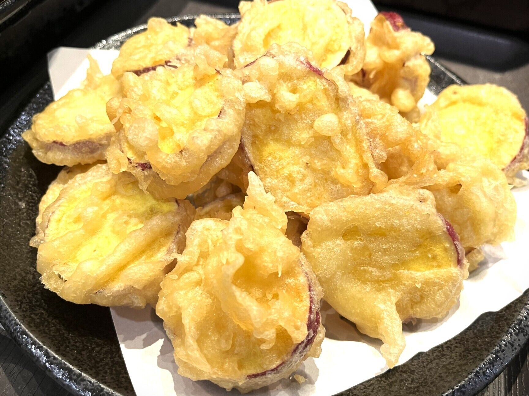 Un plato de comida frita.