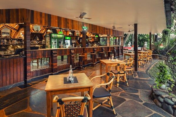 Se sirven desayunos, comidas y cenas con vista a la alberca 