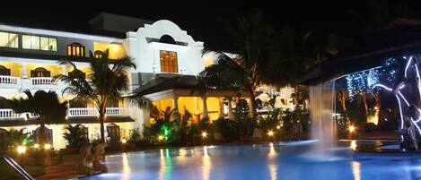 Outdoor pool, open 7:00 AM to 8:00 PM, pool loungers