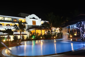 Outdoor pool, open 7:00 AM to 8:00 PM, pool loungers