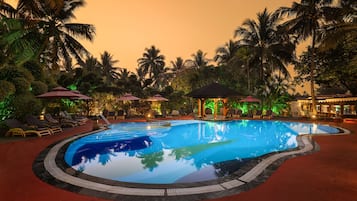 Outdoor pool, open 7:00 AM to 8:00 PM, pool loungers