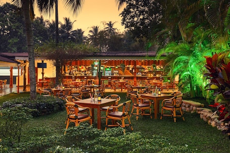 Phục vụ bữa sáng, bữa trưa, bữa tối, nhìn ra hồ bơi