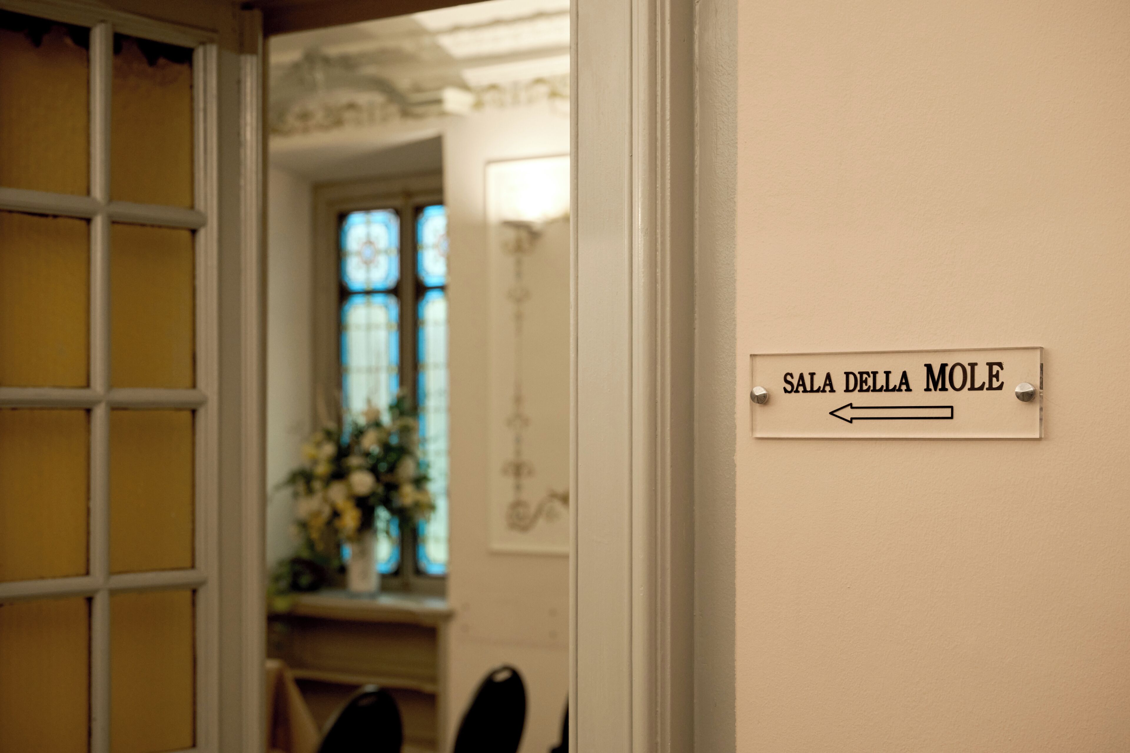 Un panneau indiquant « Sala della Mole » avec une flèche pointant vers la gauche.