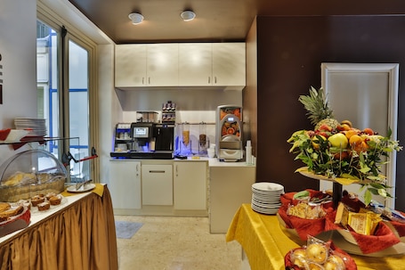 Daily cooked-to-order breakfast (EUR 8 per person)