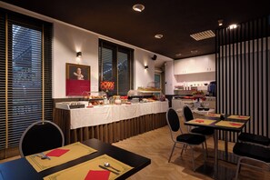 Petit déjeuner buffet servi tous les jours en supplément