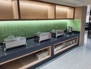 Se ofrece un desayuno bufé todos los días (por un coste adicional)