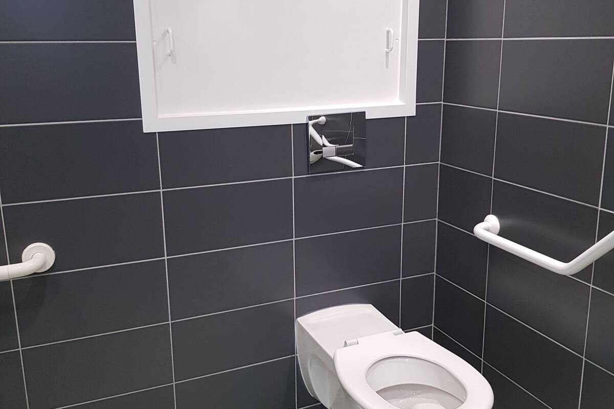 double room, accessible, non smoking | bathroom | shower, hair dryer, towels