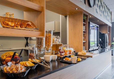 Daily buffet breakfast for a fee. B&B HOTEL Béthune Bruay-la-Buissière