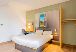 Quarto casal, acessível, para não fumantes | Camas Select Comfort, individualmente mobiliados, escrivaninha