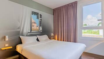 Tweepersoonskamer, niet-roken | Select Comfort-bedden, individueel gemeubileerd, een bureau