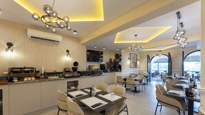 Un comedor moderno con una isla central, diversas opciones de asientos y lámparas de diseño contemporáneo.