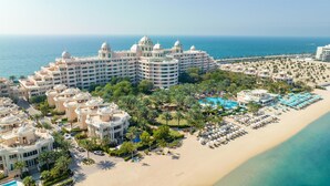 Un gran complejo turístico con varias edificaciones, playa y zona de piscina.