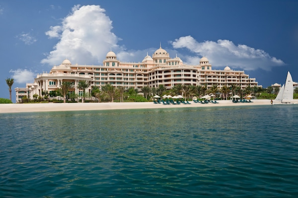 Playa privada, playa de arena blanca y camas de playa (con cargo)