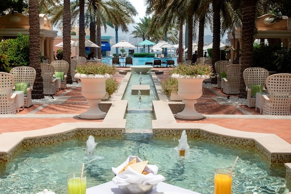 2 restaurants; breakfast, lunch, and dinner served