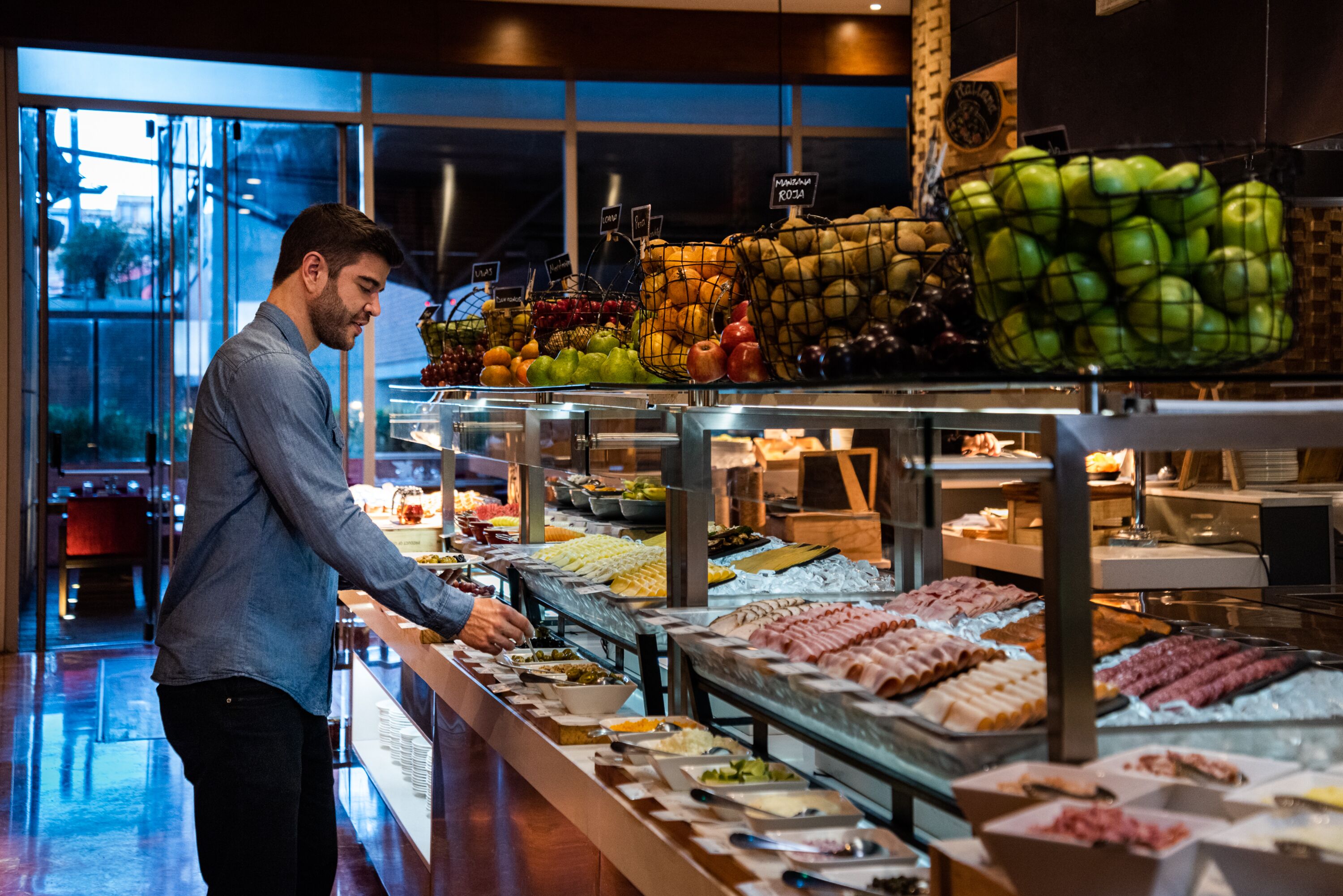 4 restaurants, breakfast, lunch, dinner served; international cuisine