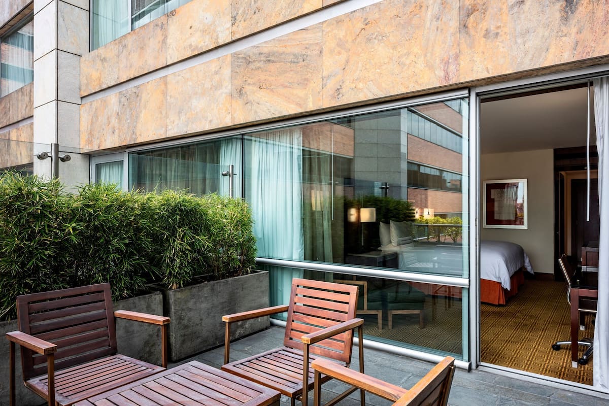 deluxe room, 1 king bed, non smoking | 1 bedroom, egyptian cotton sheets, premium bedding, down duvets