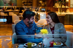 4 restaurantes, se sirven desayunos, comidas y cocina internacional