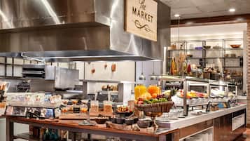 4 restaurantes; se sirven desayunos, almuerzos y cocina internacional