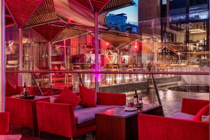 4 restaurantes; se sirve desayuno, almuerzo y cena; cocina internacional