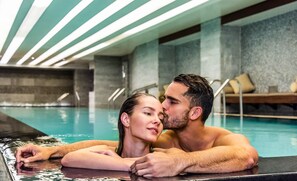Innenpool, geöffnet von 06:00 Uhr bis 22:00 Uhr, Liegestühle