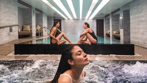 Zona de spa con hidromasaje y asientos junto a la piscina.